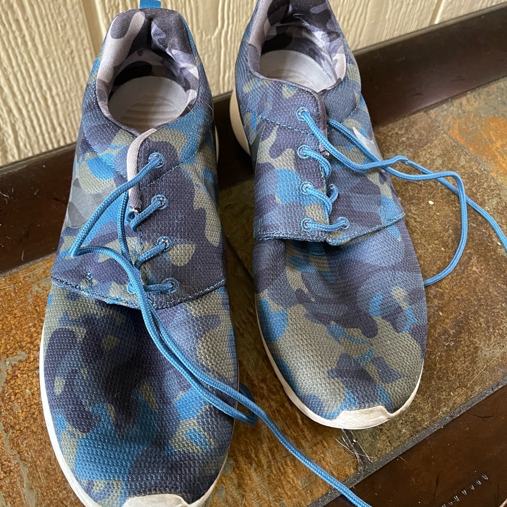 Barely worn Nike camouflage sneaks in a blue, green and black design. Size 9